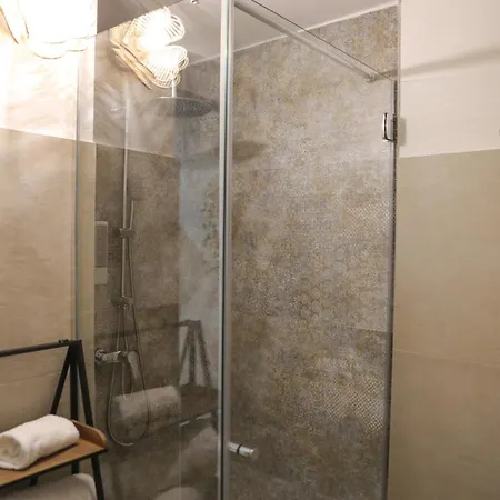 Luxury Regina 14 *